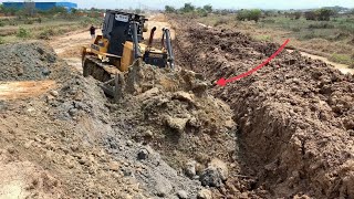 The great talent of bulldozer Liugong B160C , Push the road with the land truck