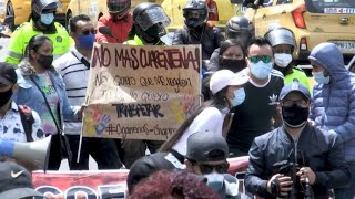 Cientos de personas en quiebra por la pandemia protestan contra confinamiento en Colombia | AFP