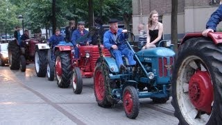 Oldtimer trekkers in optocht bij Gala Hondsrug College Trekkerweb