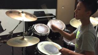 [ 爵士鼓手魷魚kEN ] 2015-12 教學😀( 鼓手 - 段惟宸；爵士鼓練習2-2 ) Drum Cover Practice SparxStix 發光鼓棒