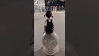 来接哥哥放学的妹妹...依然会被直男哥哥忽略😂 （抖音发布时间：2019年08月22日）