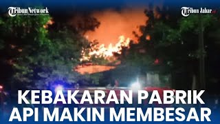 NGERI! Jelang Dini Hari Kebakaran Pabrik Triplek di Cijagra Bandung Belum Padam, Api Makin Besar