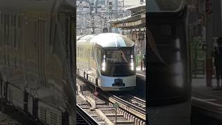 前後からミュージックホーン鳴らし、TRAIN SUITE 四季島E001系が横浜駅を通過！