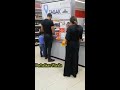 wanita ini ketahuan mencuri barang di supermarket