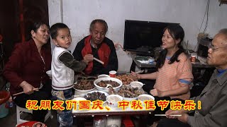 今年中秋在娘家过，三哥和燕子齐下厨，过节品美食一家其乐融融