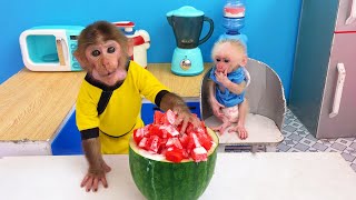 Bu Bu helps dad make watermelon yogurt for baby monkey Su