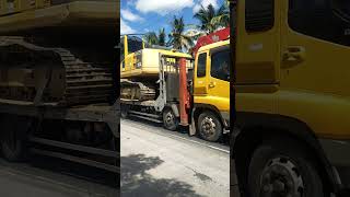 Strong 12 Wheeler ISUZU carrying heavy equipment komatzu 🔥🇵🇭#shorts @PapaJohnyA