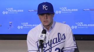 Royals sign right-handed pitcher Kris Medlen