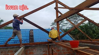 pasang dan rangkai kayu kerangkah atas. diguyuri hujan disiang hari saat bekerja.!!