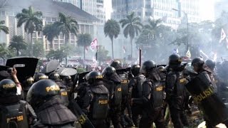 Confronto entre manifestantes e policiais na Indonésia