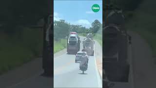 Caminhão-cegonha faz ultrapassagem proibida e é flagrado pela PRF, no interior do Ceará