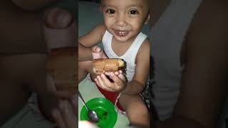 REAKSI JUJUR ANAK KECIL MAKAN MARTABAK COKLAT DAN MARTABAK TELUR TERENAK