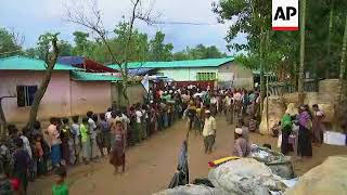 Rohingya jostle for aid at camp in Bangladesh