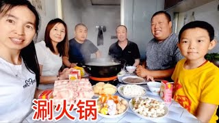 老丈人请孩子们回家吃火锅，爷几个边吃边聊，满屋欢声笑语真热闹【东北胖哥的乡村生活】