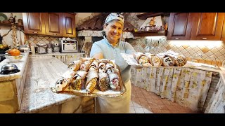 Cannoli siciliani con granella di nocciole, granella di pistacchio,canditi e gocce di cioccolato.