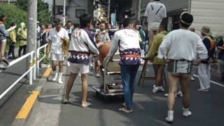 【八幡神社例大祭　尾竹橋町会さん】会長の追い打ち。神輿が下ります＜荒川新開太鼓＞2017.8.6