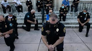 Usa, da New York a Washington gli agenti solidarizzano con la  protesta per la morte di George Floyd