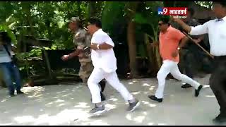 West Bengal: BJP Barrackpore candidate Arjun Singh falls while chasing goons | Lok Sabha elections