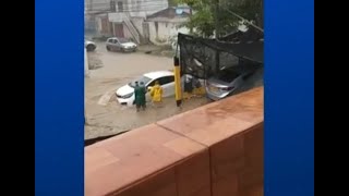 Rescatan a hombre que trabajaba en un poste de luz por inundaciones en Cartagena