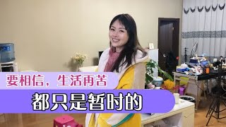 老公深夜要出门，老婆拦住发脾气，奈何老公还是要走，老婆却笑了