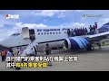 飛機引擎突噴火乘客怕爆　驚慌自己開門「跳機逃生」 passengers flee as plane catches fire on runway in indonesia｜國際｜印尼特里加納航空