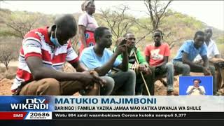 Familia yazika jamaa wao katika uwanja wa shule, Baringo