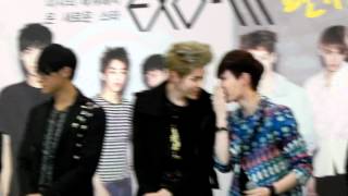 120510 EXO-M Fansign Event Kris Lay moment