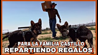 REPARTIENDO REGALOS DE PARTE DE LA FAMILIA ROJAS PARA LA FAMILIA CASTILLO