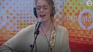 Demi Knight zingt 'Love the Same' bij Radio Gelderland