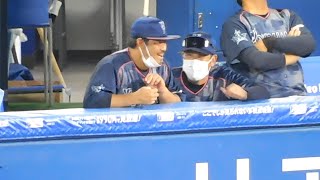 【ベテランコンビ】宮崎敏郎、ベンチで藤田一也と仲良く会話する