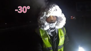 冬季骑行黑龙江，零下30度雪地露营，整个人冻住了，手机冻关机。