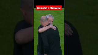 Abbraccio tra Mourinho e Stankovic