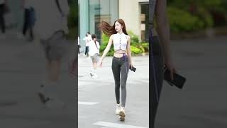 街拍美女，秀发一捞，香飘八里，秀色诱人！#shorts #tiktok