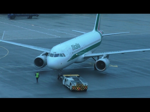 Alitalia Airbus A320 Push back at London Heathrow Airport, Terminal 4 Alitalia Airbus A320 Push back at London Heathrow Airport, Terminal 4