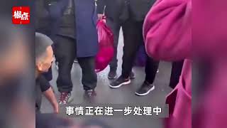 女子当街殴打三轮车老人？目击者：脚踩头至口鼻流血，地上一摊血