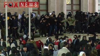 Protestuesit tentojnë të hyjnë brenda Kryeministrisë, ndërhyn policia