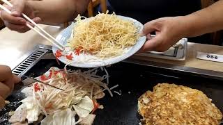 Restaurante de okonomiyaki en Asakusa, Taito.Tokyo. Japón. Okonomiyaki restaurant. Japan.浅草のお好み焼き屋さん