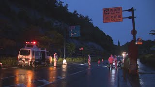 信号のない三差路で右折の原付バイクと直進の車が衝突 ６０代男性死亡