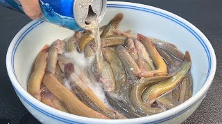 Pour beer into the loach, it's amazing, the hotel chef's special skill, the pot is dry and delicious