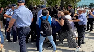 Абай ескерткіші маңындағы митинг / Митинг у памятника Абаю в Алматы