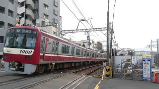 高架化前の京成立石2号踏切（R6/8/27。青砥駅～京成立石駅）京急新1000形1089Fと北総鉄道7300形電車7838F。再開発工事中（東京都葛飾区）KEISEI LINE Tokyo Train