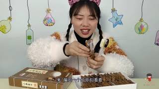 小姐姐吃趣味零食“小李菜刀棒棒糖”，包装新颖，酸奶黑糖味混合