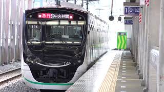 越谷駅を発車する2020系