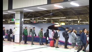 早朝の東京駅に到着する東北新幹線やまびこE2系の回送列車