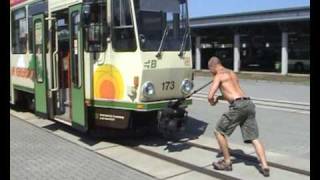 Satu schiebt brandenburger Straßenbahn mit dem Hals