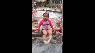 夏日玩水游泳潑水整言妹 可愛搞笑寶寶funny video cute girl baby swimming