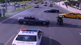 Polisin onunde drift atan s2000 hic aldiris etmeden yanlamaya davam etti