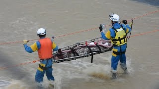 急流をロープ使いレスキュー　広島市安芸区、安佐北区で懸命の救助つづく