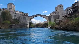 Mostar Köprüsü'ne Neretva Nehri'nden bakış