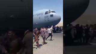 Shocking🤯😳!!! Video shows Afghans hanging American aircraft undercarriage as it take off